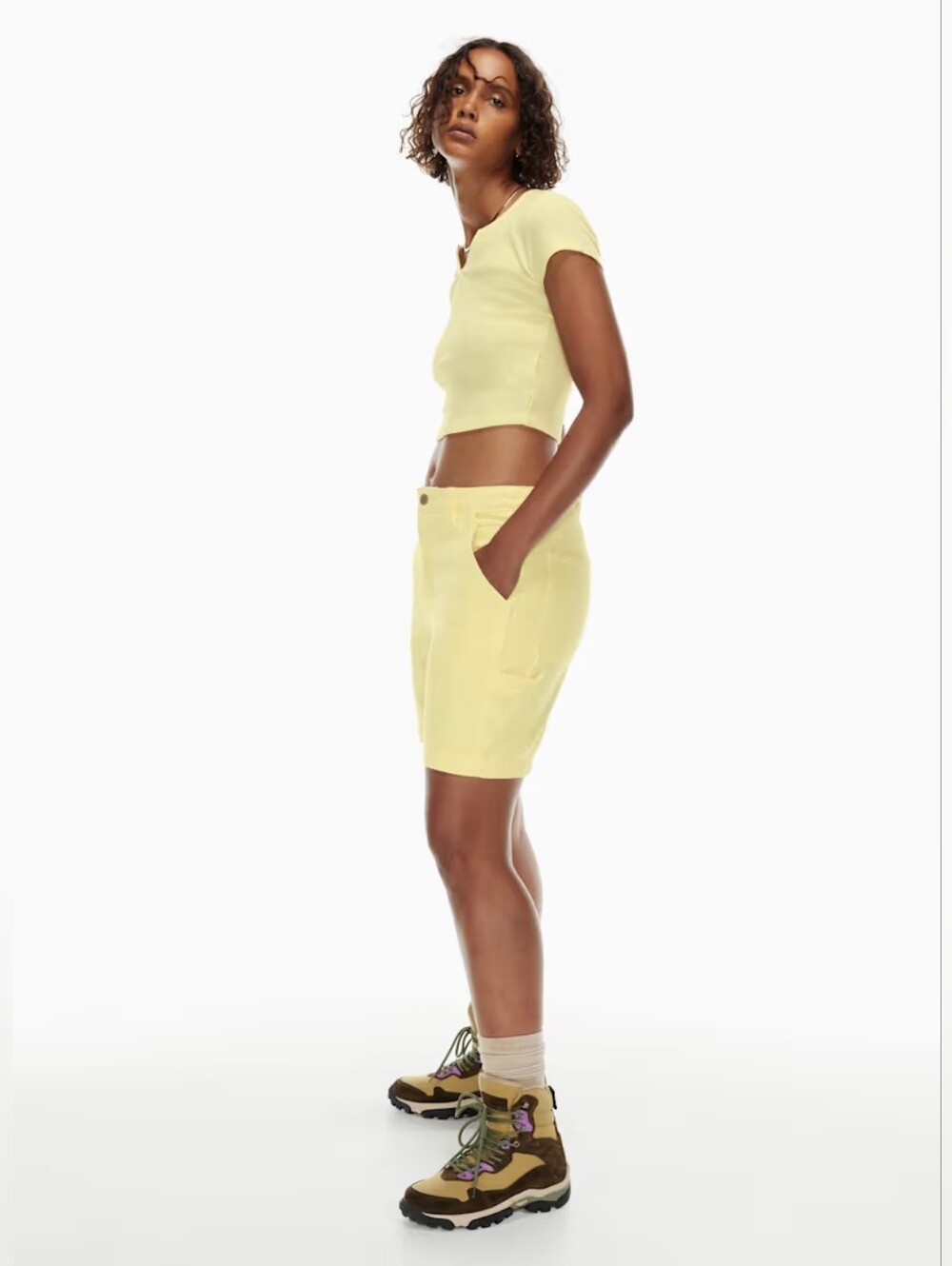 aritzia greenwich 7" short TNA lemonade